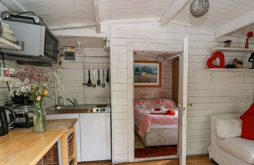 Talybont-on-Usk Cottage | TY BACH TWT, pet friendly, with hot tub in Tal-Y-Bont-On-Usk