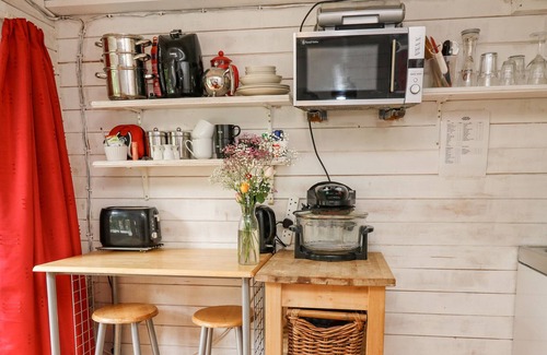 Talybont-on-Usk Cottage | TY BACH TWT, pet friendly, with hot tub in Tal-Y-Bont-On-Usk