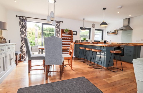 Newport Cottage | TY CERRIG, pet friendly, with a garden in Newport, Pembrokeshire