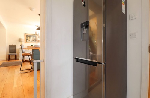 Newport Cottage | TY CERRIG, pet friendly, with a garden in Newport, Pembrokeshire