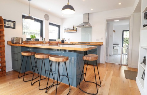 Newport Cottage | TY CERRIG, pet friendly, with a garden in Newport, Pembrokeshire