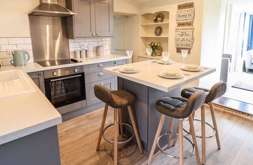 Cwmtirmynach House | TY CIPAR, family friendly, character holiday cottage in Bala