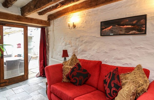 Talybont-on-Usk House | TY FFERM HEN, pet friendly, with hot tub in Tal-Y-Bont-On-Usk