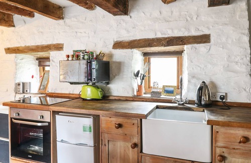 Talybont-on-Usk House | TY FFERM HEN, pet friendly, with hot tub in Tal-Y-Bont-On-Usk