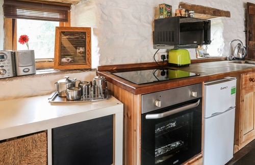 Talybont-on-Usk House | TY FFERM HEN, pet friendly, with hot tub in Tal-Y-Bont-On-Usk