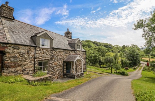 Dolgellau House | TY GLAN YR AFON, pet friendly, with open fire in Dolgellau
