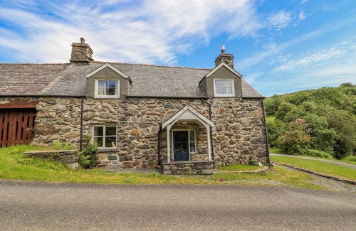 Dolgellau House | TY GLAN YR AFON, pet friendly, with open fire in Dolgellau