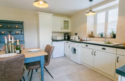 Beaumaris Cottage | Ty Melyn - sleeps 4 guests in 2 bedrooms