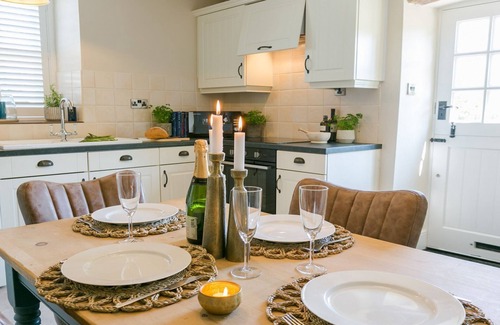 Beaumaris Cottage | Ty Melyn - sleeps 4 guests in 2 bedrooms