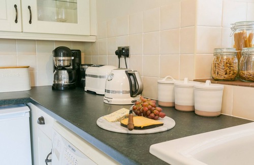 Beaumaris Cottage | Ty Melyn - sleeps 4 guests in 2 bedrooms