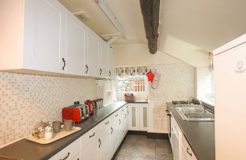 Dyffryn Ardudwy Cottage | TY'N Y CLAWDD, pet friendly, with hot tub in Dyffryn Ardudwy