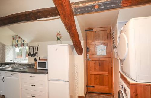 Dyffryn Ardudwy Cottage | TY'N Y CLAWDD, pet friendly, with hot tub in Dyffryn Ardudwy