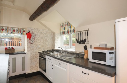 Dyffryn Ardudwy Cottage | TY'N Y CLAWDD, pet friendly, with hot tub in Dyffryn Ardudwy