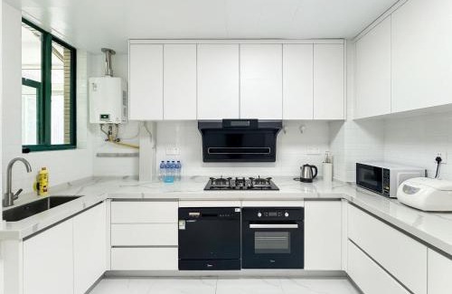 Xujiahui Apartment | Tyms 2BR 2BA Apt Near MetroCity Line 1 9