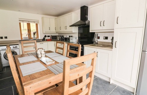 Llanbadarn Fynydd Cottage | TYNDDOL BARN, family friendly, with hot tub in Llanbadarn Fynydd
