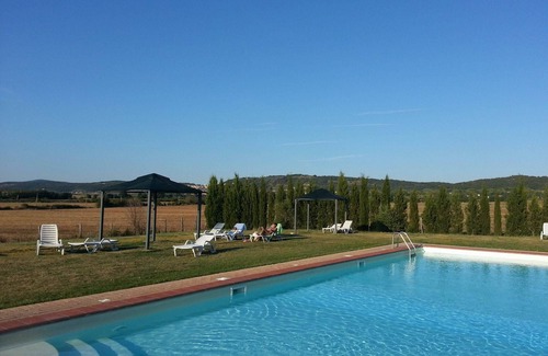 Asciano Apartment | Typical former farmhouse of Tuscany, with tennis court and swimming pool,flatT6B