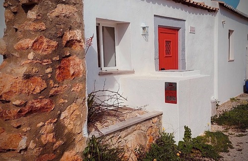 Alfeicao Cabin | Typical Algarve cottage with tepee in garden Shaded by carob trees