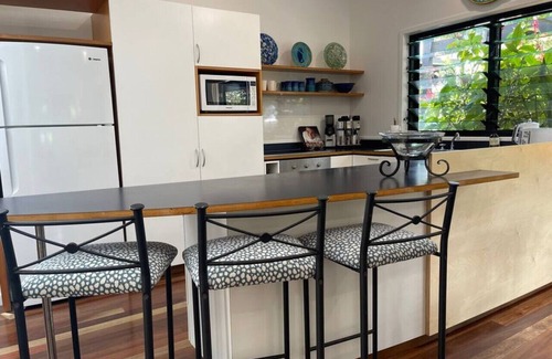 Maroochydore Apartment | Uber Cool 3Bed/1Bath-CottonTrees 3BLKBeach/Dogs OK