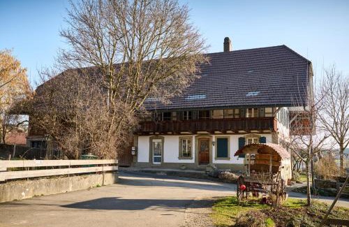 Meikirch House | Uelis-Stöckli-Gästezimmer auf Bauernhof mit Billiard und Alpakatrekking
