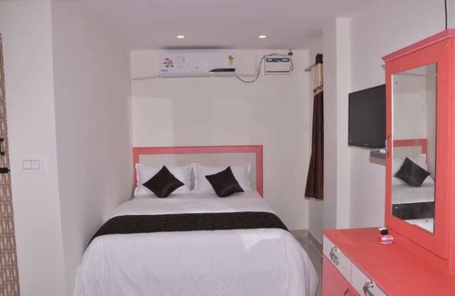 Thoraipakkam Hotel | Ulo R2 Banquet and Room