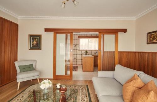 Bell Post Hill House | Ultimate 70s Charm near Geelong Waterfront and CBD
