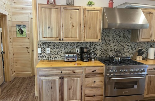 Hunter Cabin | Ultimate Cabin Getaway with Hot-Tub and Fire Pit