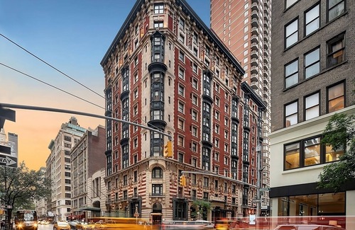 NoMad House | Ultimate City Escape! 4 Comfortable Units, Onsite Restaurant, Pets Allowed!