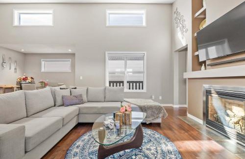 Calgary House | Ultimate Family Getaway- Large 4BR Oasis Near Airport w FREE Banff Pass, Wine, Parking & Netflix!