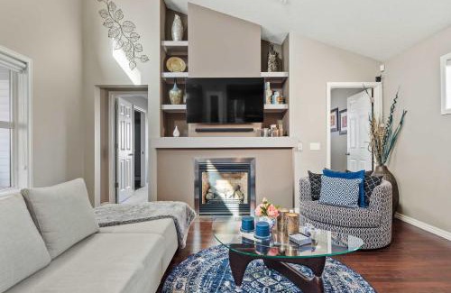 Calgary House | Ultimate Family Getaway- Large 4BR Oasis Near Airport w FREE Banff Pass, Wine, Parking & Netflix!