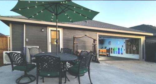 Dallas House | Ultimate Game Room Oasis for 12 - Private Patio - BBQ - 2 Kings - 6 TVs - Full-Body Massage Chair