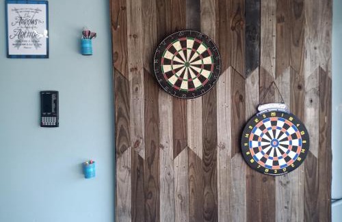 Dallas House | Ultimate Game Room Oasis for 12 - Private Patio - BBQ - 2 Kings - 6 TVs - Full-Body Massage Chair