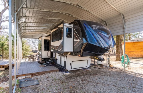 Yantis House | Ultimate Glamping - 42' Grand Design RV Overlooking the Catch and Release Pond
