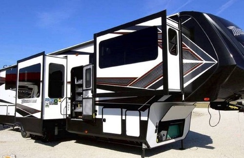 Yantis House | Ultimate Glamping - 42' Grand Design RV Overlooking the Catch and Release Pond