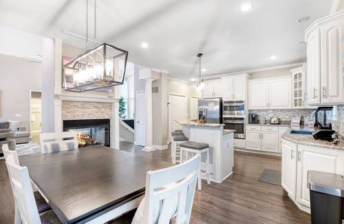 Sunrise Beach House | Ultimate Lake Dream! 5 bdrms & Sleeps 19 Guests!