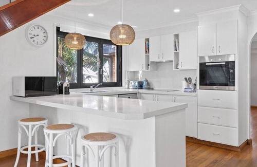 Berkeley Vale House | Ultimate Lakefront Luxury, Pool Table, Games Room