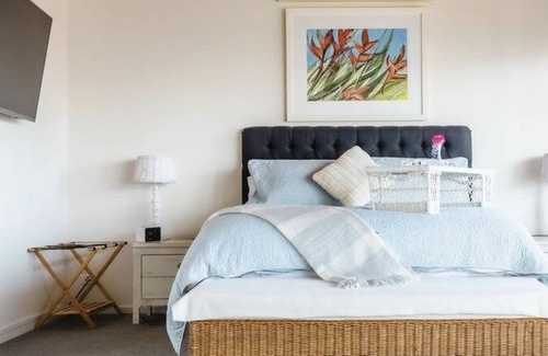 Mornington House | Ultimate locale beach house with heated spa & pool