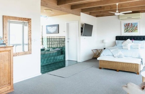 Mornington House | Ultimate locale beach house with heated spa & pool