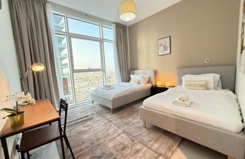 Bur Dubai Apartment | Ultimate Stay - 3 Beds - Scenic Panoramic Views - Right at Metro Station - 5-10min to Sea, Burj Khalifa, Old Town, Downtown - 15min from Airport