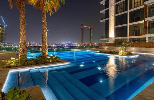 Bur Dubai Apartment | Ultimate Stay - 3 Beds - Scenic Panoramic Views - Right at Metro Station - 5-10min to Sea, Burj Khalifa, Old Town, Downtown - 15min from Airport