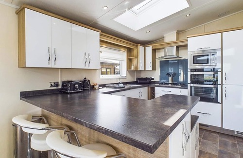 Penrith Ski Chalet | Ultra spacious luxurious lodge with views over the spectacular quarry lake.