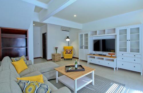 Batubelig Villa | UMA LIMA VILLA - 7Min Beach Access - 10min to Canggu