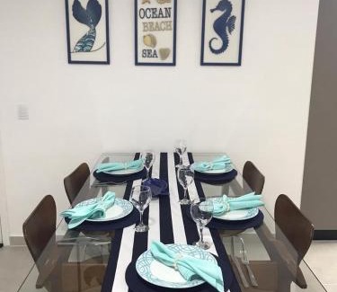 Guaratuba Apartment | Uma quadra da praia - Vista para o Mar - Guaratuba - AC e Wi-Fi