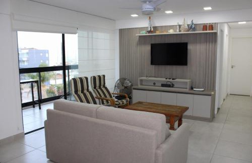 Guaratuba Apartment | Uma quadra da praia - Vista para o Mar - Guaratuba - AC e Wi-Fi