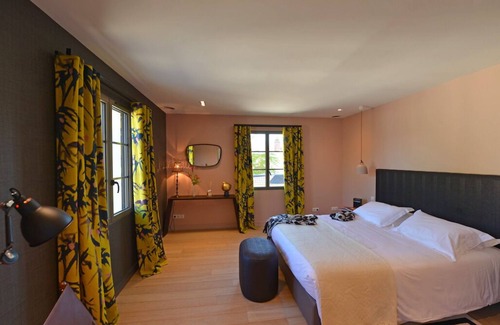 Les Mesneux House | UMAMI Deluxe Room