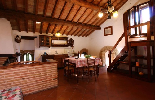 Barattano Apartment | Umbria's Poolside Charm