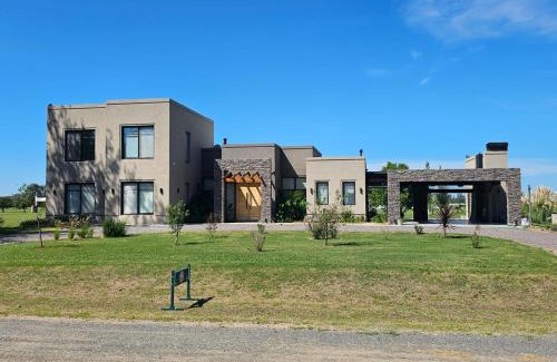 Carlos Keen House | Un refugio moderno y acogedor en Carlos Keen