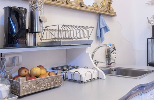 Catania City Centre Apartment | Una splendida Suite in un Palazzo Storico del XVII secolo con ascensore.