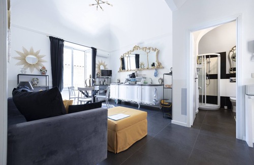 Catania City Centre Apartment | Una splendida Suite in un Palazzo Storico del XVII secolo con ascensore.