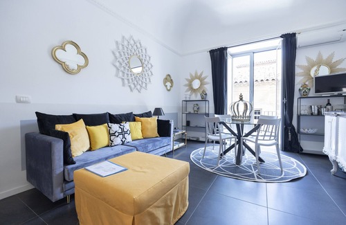 Catania City Centre Apartment | Una splendida Suite in un Palazzo Storico del XVII secolo con ascensore.