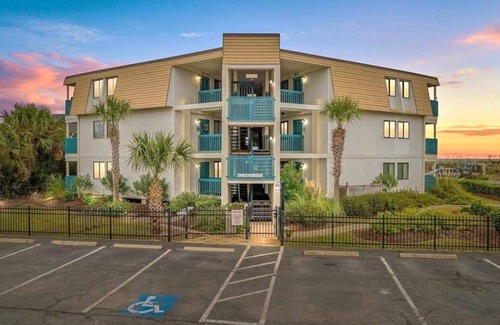 Murrells Inlet Condo | Uncrowded Beachfront Getaway with an Ocean view